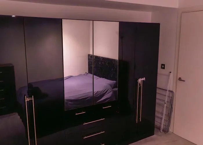 Whole Two Bed, One Bedroom With Riverside View - Secure Parking - Close To Centre And Old Trafford *