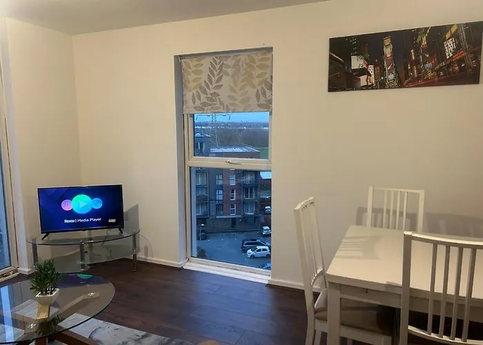 Comfortable 2-bedroom Flat Close Etihad And Coop Live *