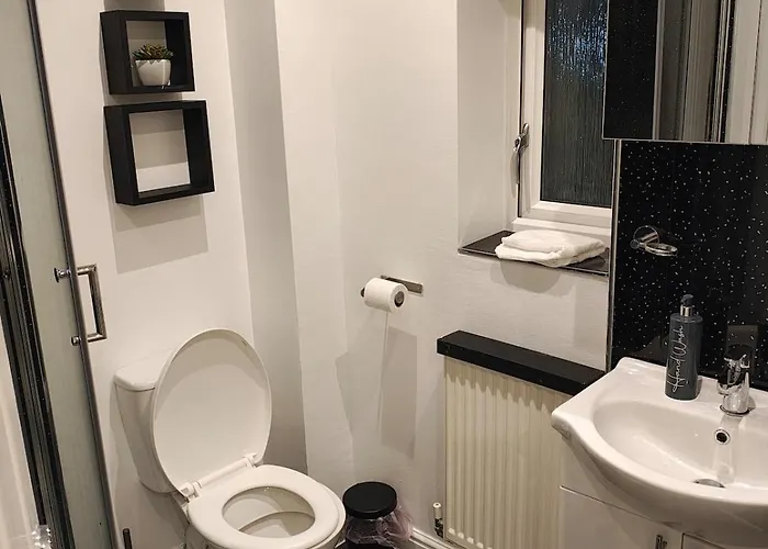 Deluxe 4-bed Near Etihad Stadium & C0-0p Arena, Sleeps 9 * 맨체스터