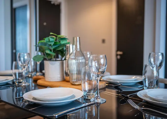 Luxury Waterfront 2br - Free Gym Access & Parking *