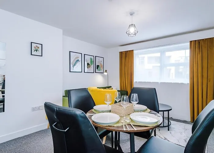 Stylish 2 Bedroom, 2 Bathroom With Free Parking Apartment Manchester