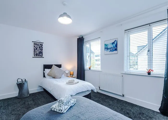 Salford 4 Bed House - Free Parking - Sleeps 7 شقة *