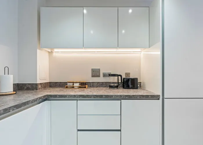 Modern 1-bed Centre Flat - Balcony & Parking شقة *