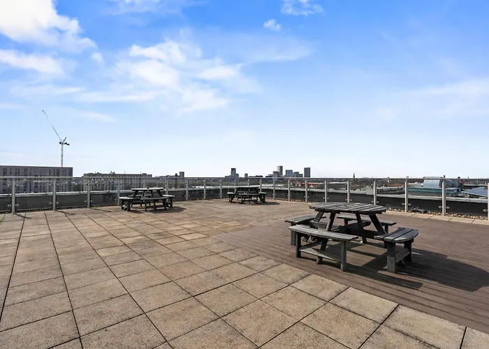 Modern 1-bed Centre Flat - Balcony & Parking شقة *