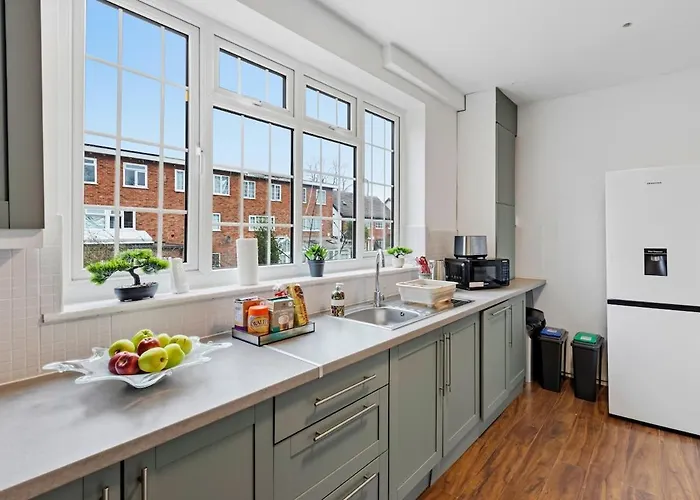 Modern 4 Bedroom House For 9 Guests With Free Parking By The Cosy Corner Nationwide