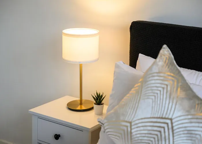 Spacious 3 Bedroom House For Single & Group Upto 10 Guests And Free Parking For 3 Cars Apartament Manchester