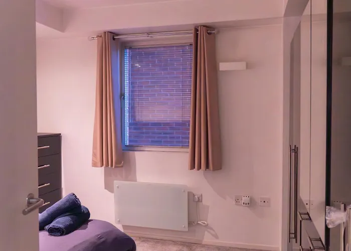 Whole Two Bed, One Bedroom With Riverside View - Secure Parking - Close To Centre And Old Trafford Apartamento