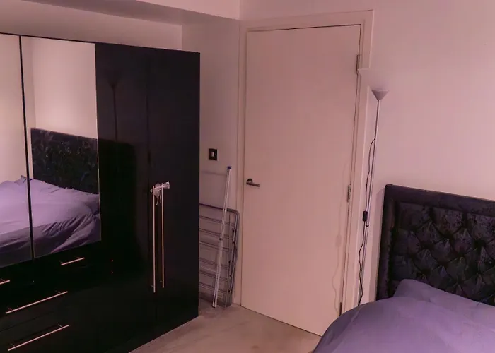 Whole Two Bed, One Bedroom With Riverside View - Secure Parking - Close To Centre And Old Trafford *