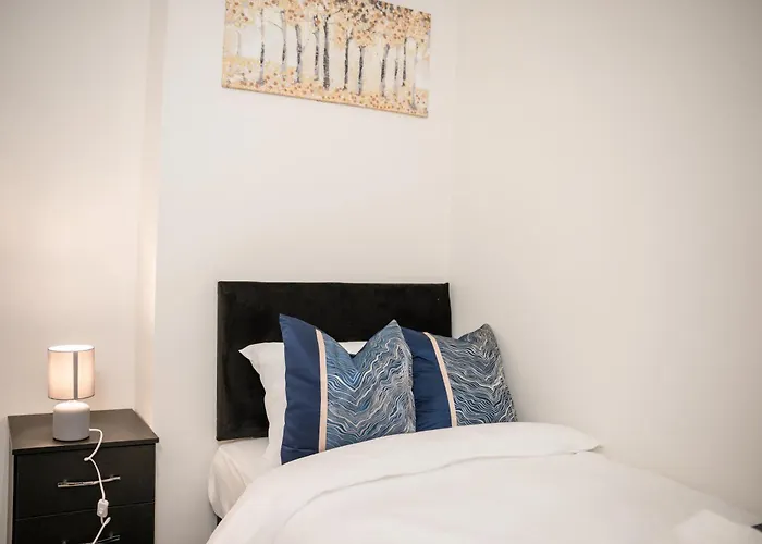 Modern & Spacious 4 Bedroom Residence In Manchester *