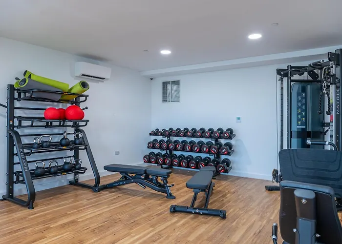 Apartment Luxury Waterfront 2br - Free Gym Access & Parking