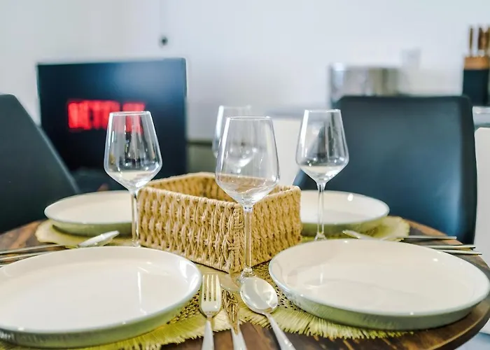 Apartment Stylish 2 Bedroom, 2 Bathroom With Free Parking