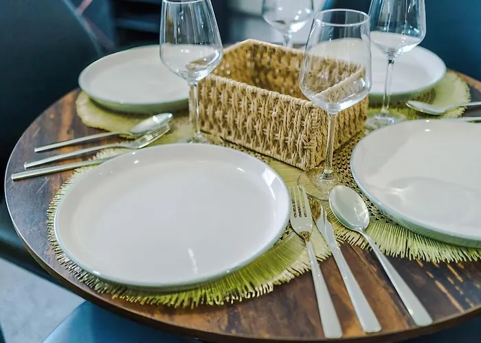 Stylish 2 Bedroom, 2 Bathroom With Free Parking Apartament