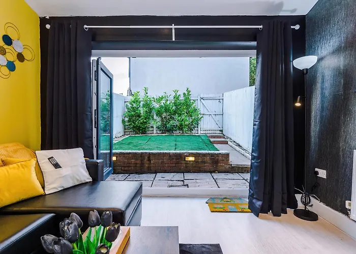 Salford 4 Bed House - Free Parking - Sleeps 7 * مانشستر