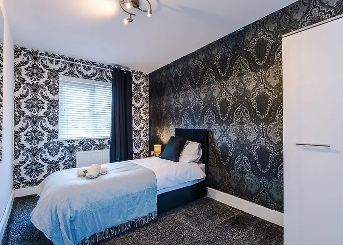 Salford 4 Bed House - Free Parking - Sleeps 7 شقة *