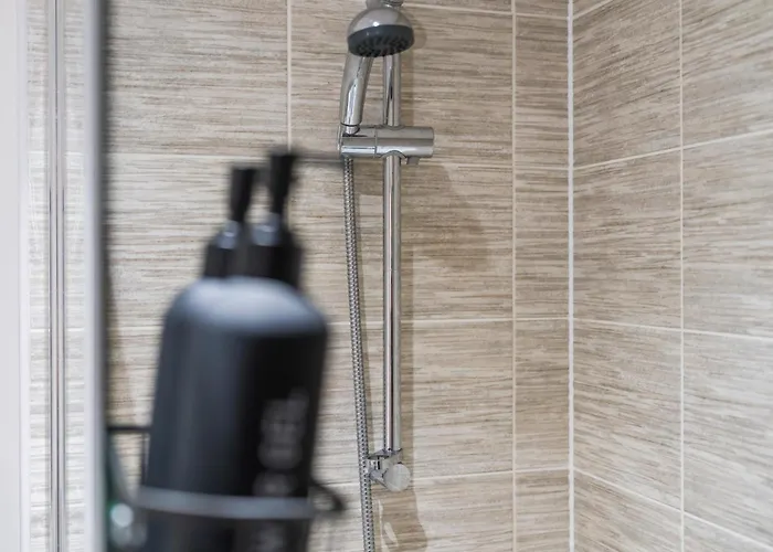 Modern 1-bed Centre Flat - Balcony & Parking شقة مانشستر