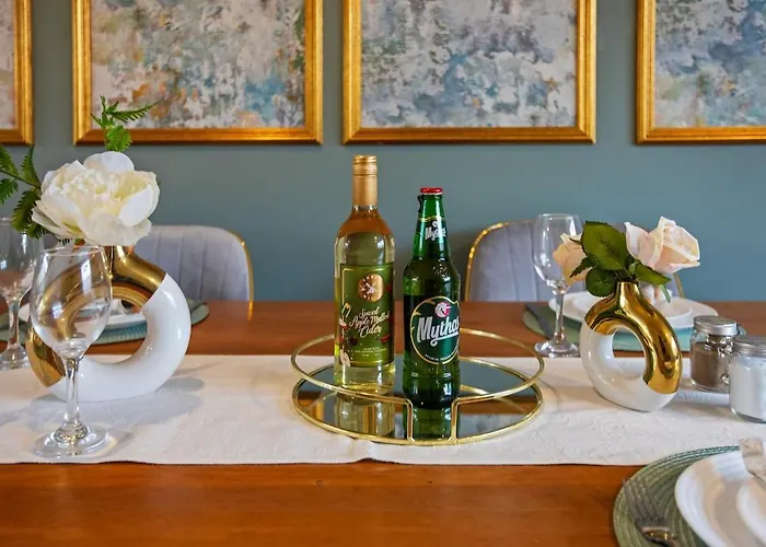 Modern 4 Bedroom House For 9 Guests With Free Parking By The Cosy Corner Nationwide Апартаменты *