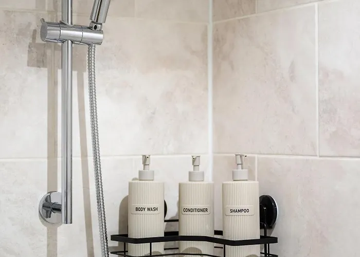 Spacious 3 Bedroom House For Single & Group Accommodation Upto 10 Guests And Free Parking For 3 Cars Apartamento *