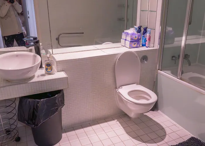 Whole Two Bed, One Bedroom With Riverside View - Secure Parking - Close To Centre And Old Trafford Apartment