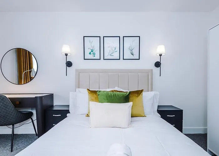 Stylish 2 Bedroom, 2 Bathroom With Free Parking Apartment