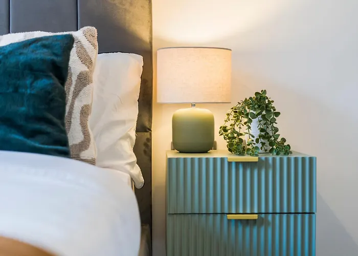 Modern 1-bed Centre Flat - Balcony & Parking شقة *