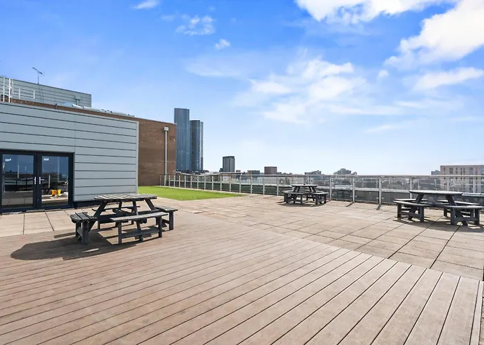 Modern 1-bed Centre Flat - Balcony & Parking *