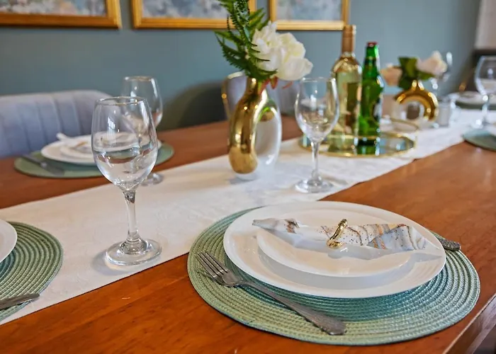 Modern 4 Bedroom House For 9 Guests With Free Parking By The Cosy Corner Nationwide