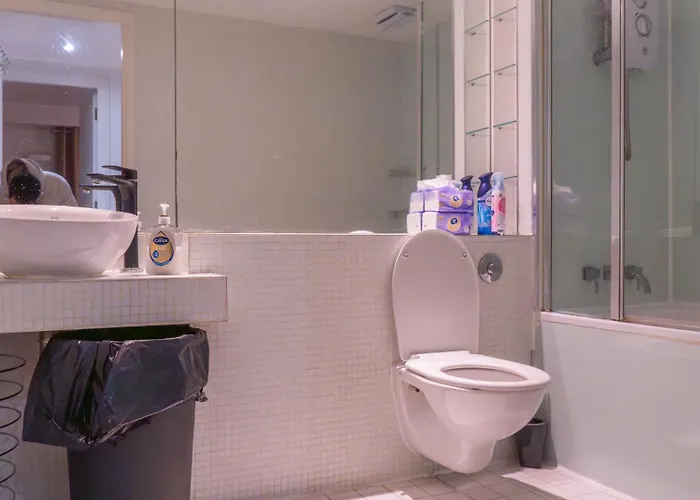 Whole Two Bed, One Bedroom With Riverside View - Secure Parking - Close To Centre And Old Trafford Apartamento