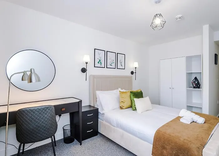 Stylish 2 Bedroom, 2 Bathroom With Free Parking Apartment *