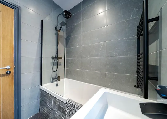 דירה Long - 3br - Sleeps 6 - Free Parking *