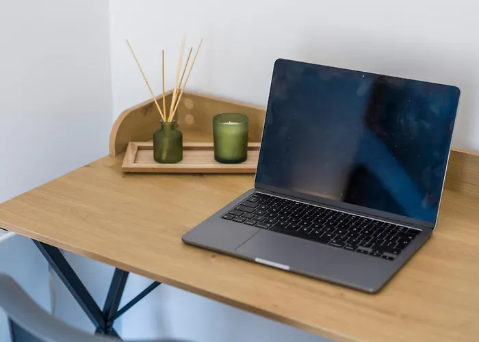 Modern 1-bed Centre Flat - Balcony & Parking شقة مانشستر