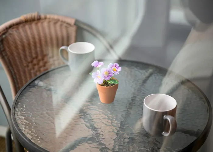 Spacious 3 Bedroom House For Single & Group Accommodation Upto 10 Guests And Free Parking For 3 Cars *