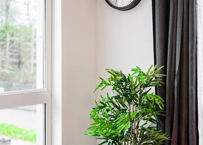 Spacious 3 Bedroom House For Single & Group Upto 10 Guests And Free Parking For 3 Cars Apartament