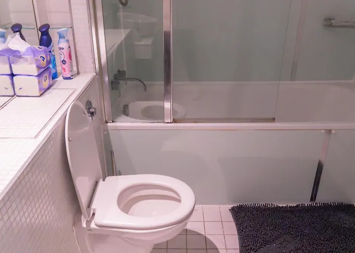 Whole Two Bed, One Bedroom With Riverside View - Secure Parking - Close To Centre And Old Trafford