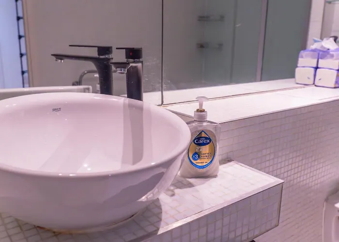 Whole Two Bed, One Bedroom With Riverside View - Secure Parking - Close To Centre And Old Trafford Apartamento