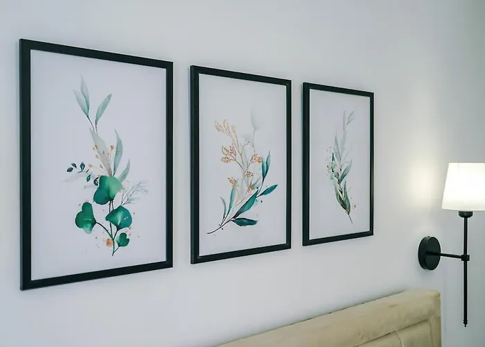 Stylish 2 Bedroom, 2 Bathroom With Free Parking *