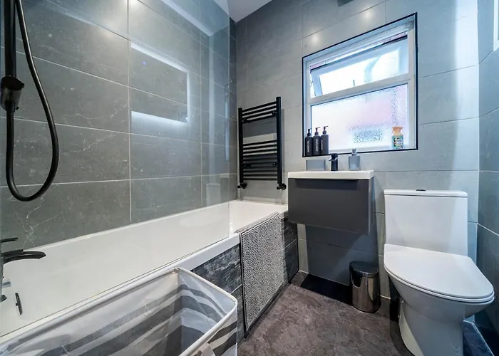 Long - 3br - Sleeps 6 - Free Parking Апартаменты *