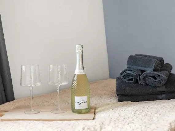 Arosa Escape- Modern2 Bed Suite,sleeps 5,free Parking,ps4,kingbed,wifi,near Christies Lägenhet Manchester