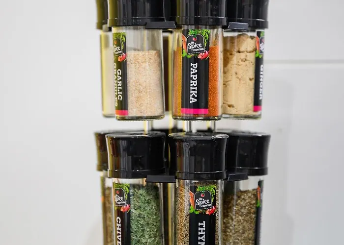 Apartament Spacious 3 Bedroom House For Single & Group Upto 10 Guests And Free Parking For 3 Cars *