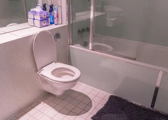 Apartment Whole Two Bed, One Bedroom With Riverside View - Secure Parking - Close To Centre And Old Trafford Manchester