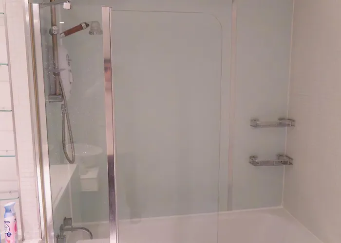 Whole Two Bed, One Bedroom With Riverside View - Secure Parking - Close To Centre And Old Trafford