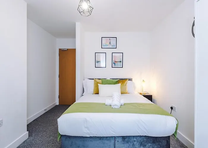 Stylish 2 Bedroom, 2 Bathroom With Free Parking