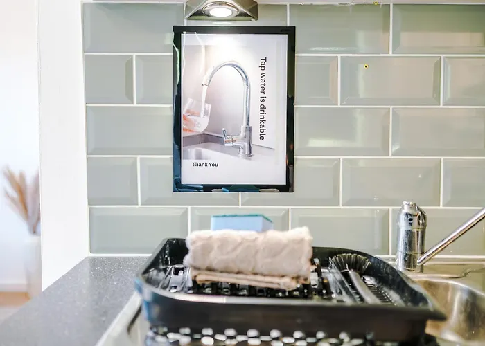 Stylish Mcr 1br Etihad Coop Live Parking