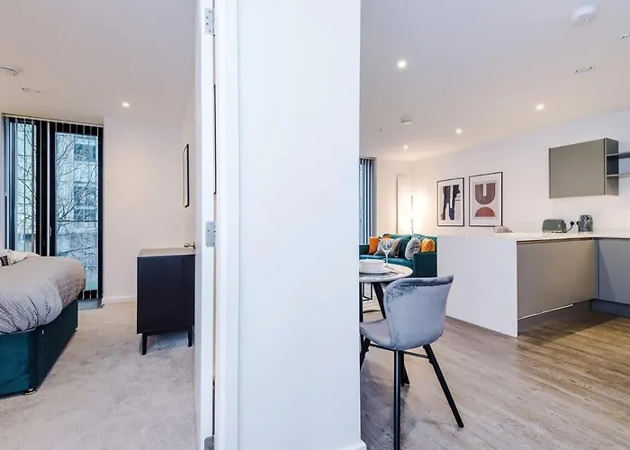 Stylish 1br Near Centre Salford *