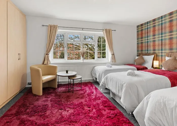 Modern 4 Bedroom House For 9 Guests With Free Parking By The Cosy Corner Nationwide Апартаменты *