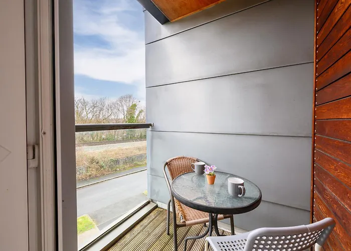 Spacious 3 Bedroom House For Single & Group Upto 10 Guests And Free Parking For 3 Cars *