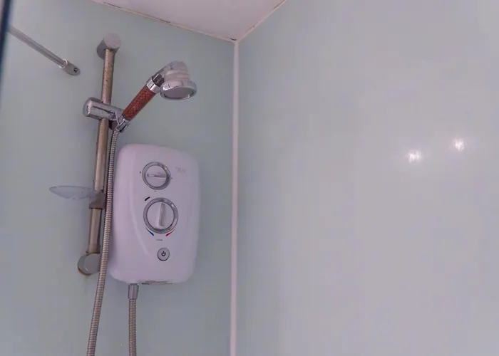 Apartment Whole Two Bed, One Bedroom With Riverside View - Secure Parking - Close To Centre And Old Trafford Manchester