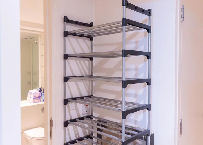 Whole Two Bed, One Bedroom With Riverside View - Secure Parking - Close To Centre And Old Trafford * Manchester