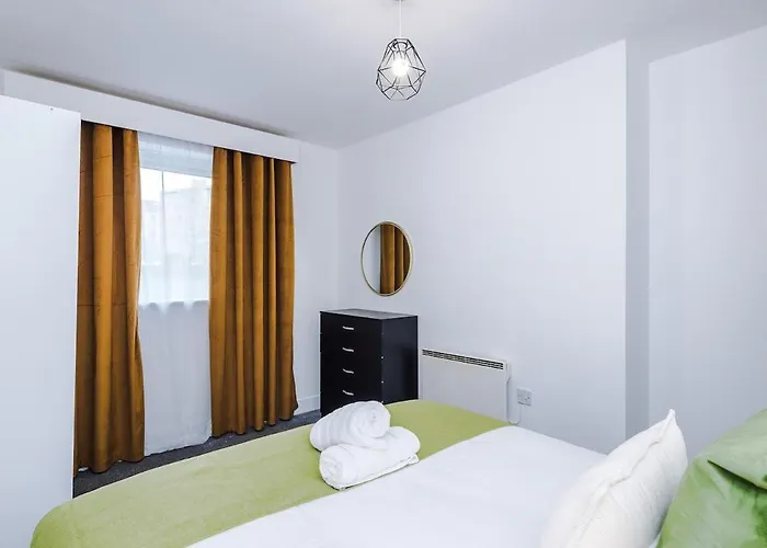 Stylish 2 Bedroom, 2 Bathroom With Free Parking *