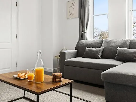 Arosa Escape- Modern2 Bed Suite,sleeps 5,free Parking,ps4,kingbed,wifi,near Christies 아파트 *