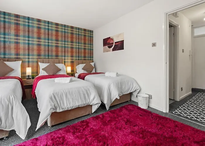 Апартаменты Modern 4 Bedroom House For 9 Guests With Free Parking By The Cosy Corner Nationwide Манчестер